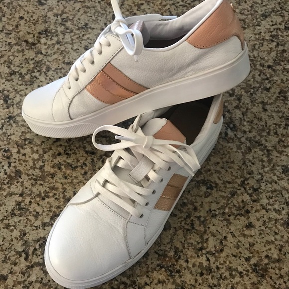 KAANAS Womens Ferrara Skate Shoe Slip-on Casual Sneaker